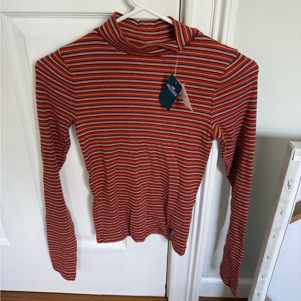NEW WITH TAG HOLLISTER TURTLE NECK TOP